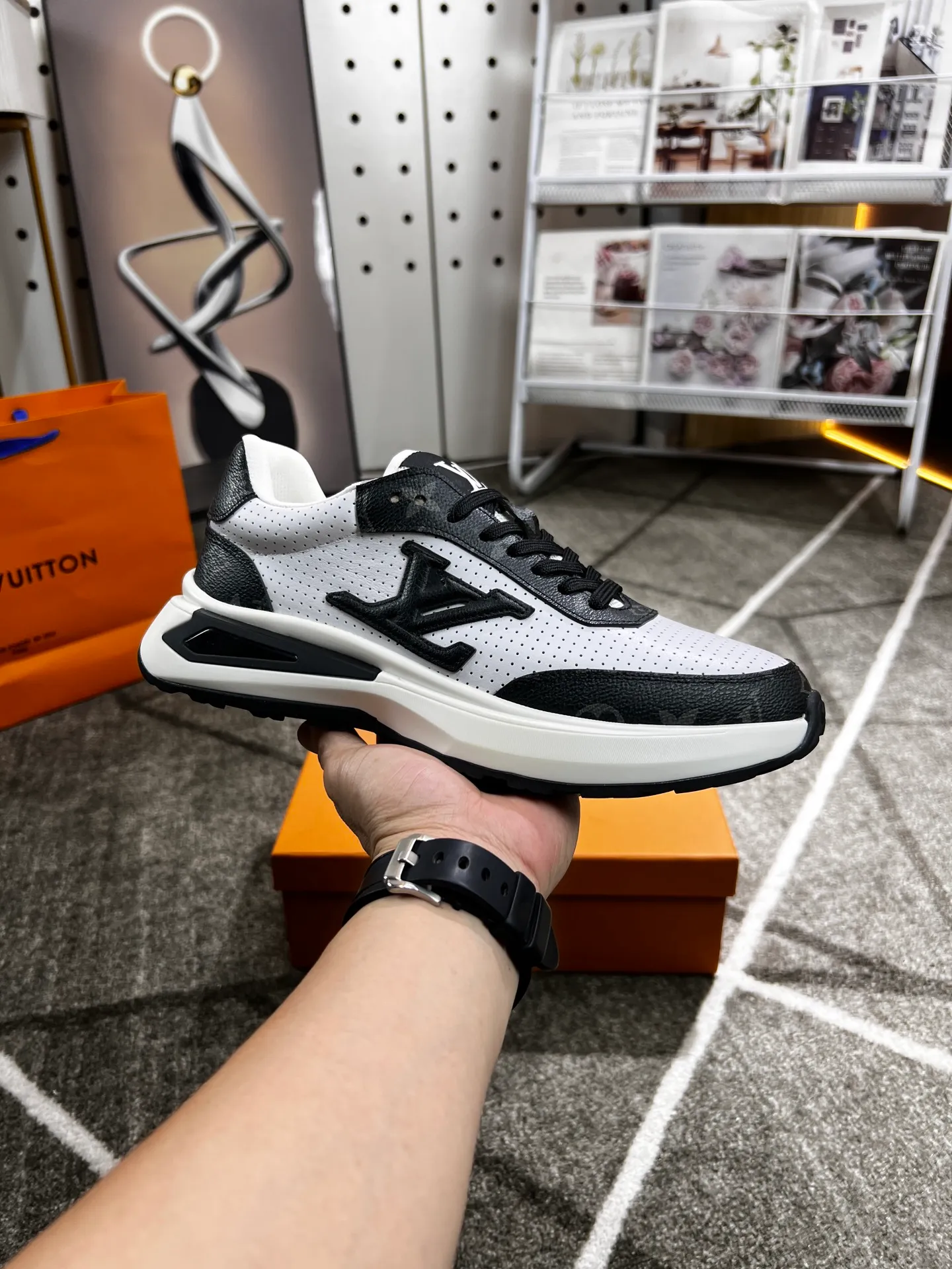 Factory price: 438 💰 LV new casual men's shoes 👉 👉 Fashionable and versatile, 💞 simple and elegant style, 🔊 made of imported cowhide, ☑️ breathable mesh lining, sheepskin feet, original wear-resistant rubber outsole, exclusive new style, actual shot, three colors available, code number: 38-44, (45 can be customized)